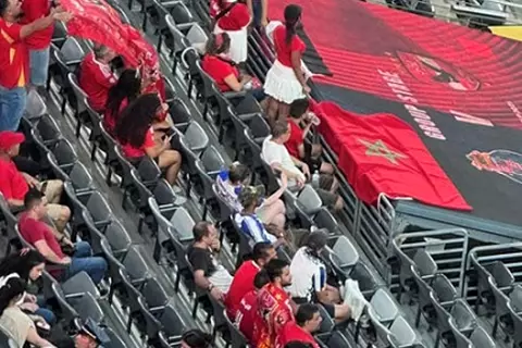"مساندة عربية".. علم المغرب يزين مدرجات جماهير الأهلي قبل مباراة بورتو (فيديو)